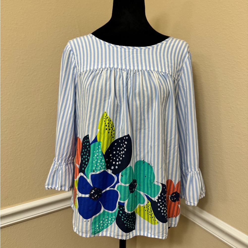 Crown & Ivy blue and white top with flowers 🌸 S